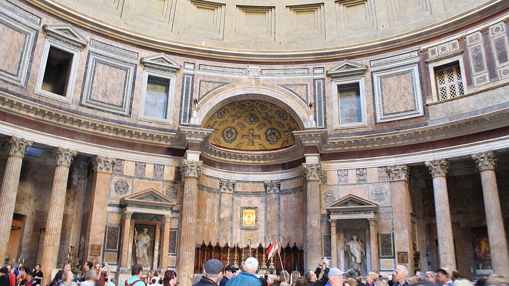 Cylindrical shape of the Pantheon interior